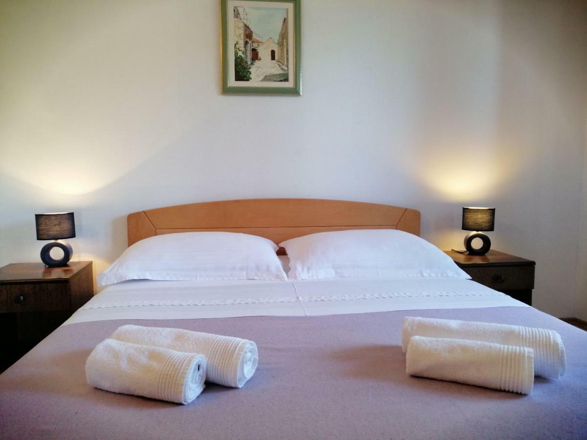Apartments And Room Caric Jelsa  Εξωτερικό φωτογραφία