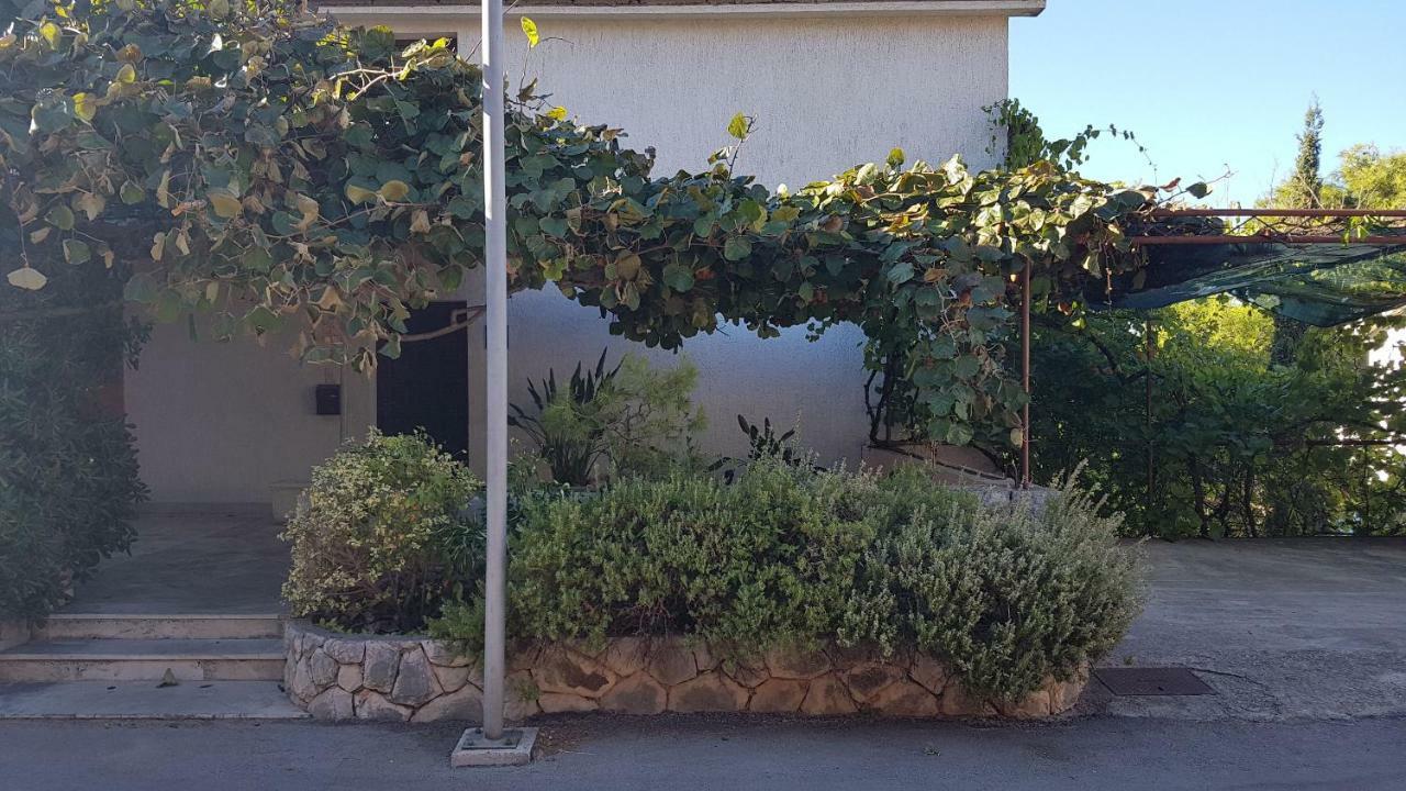 Apartments And Room Caric Jelsa  Εξωτερικό φωτογραφία