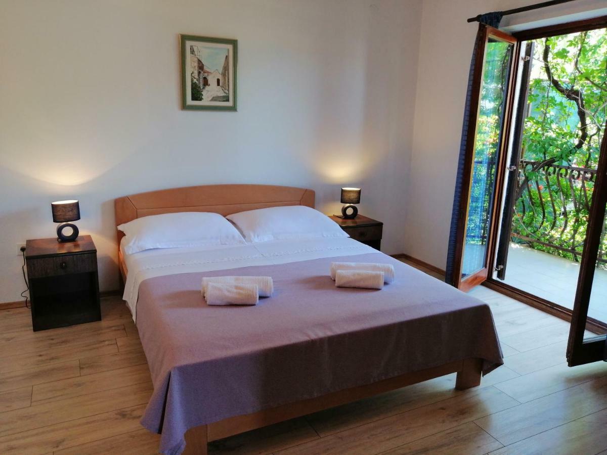 Apartments And Room Caric Jelsa  Εξωτερικό φωτογραφία