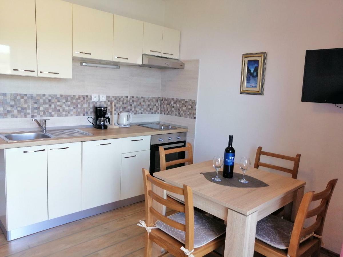 Apartments And Room Caric Jelsa  Εξωτερικό φωτογραφία