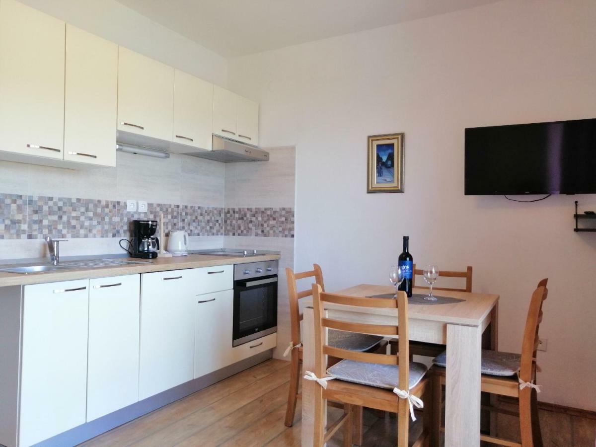 Apartments And Room Caric Jelsa  Εξωτερικό φωτογραφία