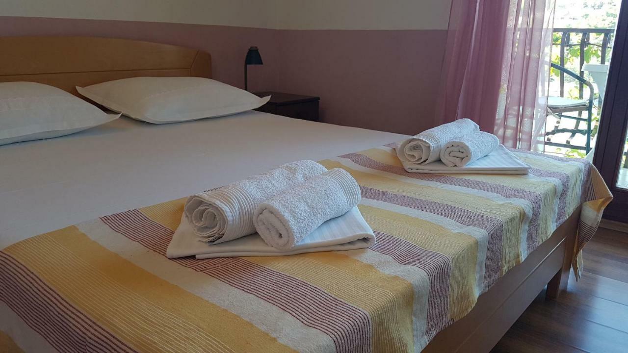 Apartments And Room Caric Jelsa  Εξωτερικό φωτογραφία