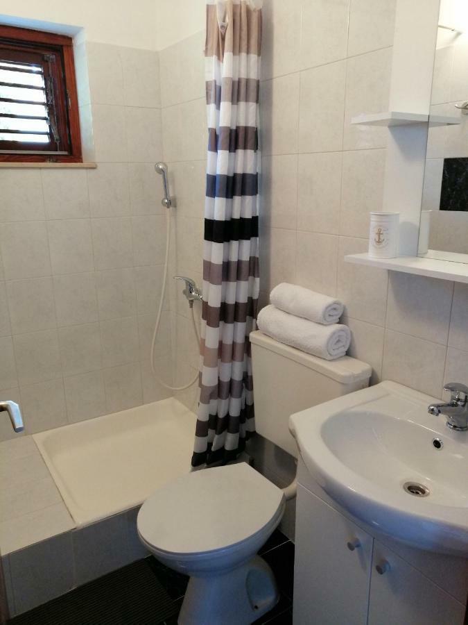 Apartments And Room Caric Jelsa  Εξωτερικό φωτογραφία