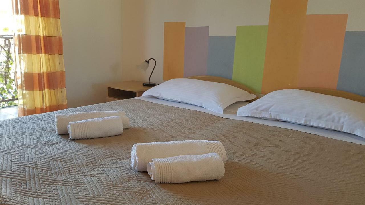 Apartments And Room Caric Jelsa  Εξωτερικό φωτογραφία