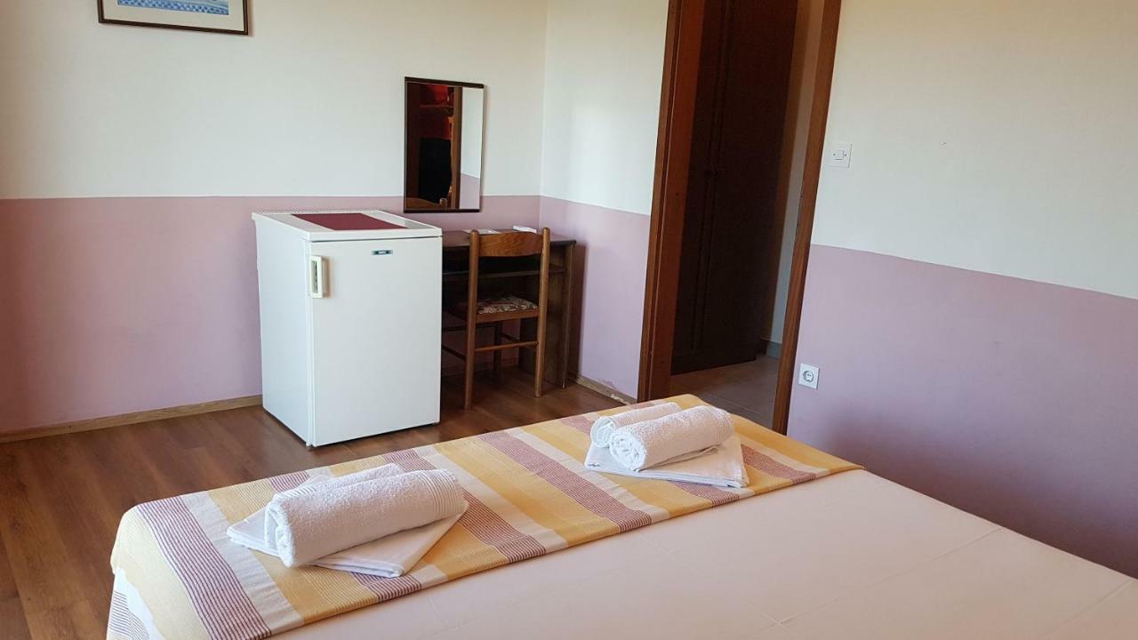 Apartments And Room Caric Jelsa  Εξωτερικό φωτογραφία