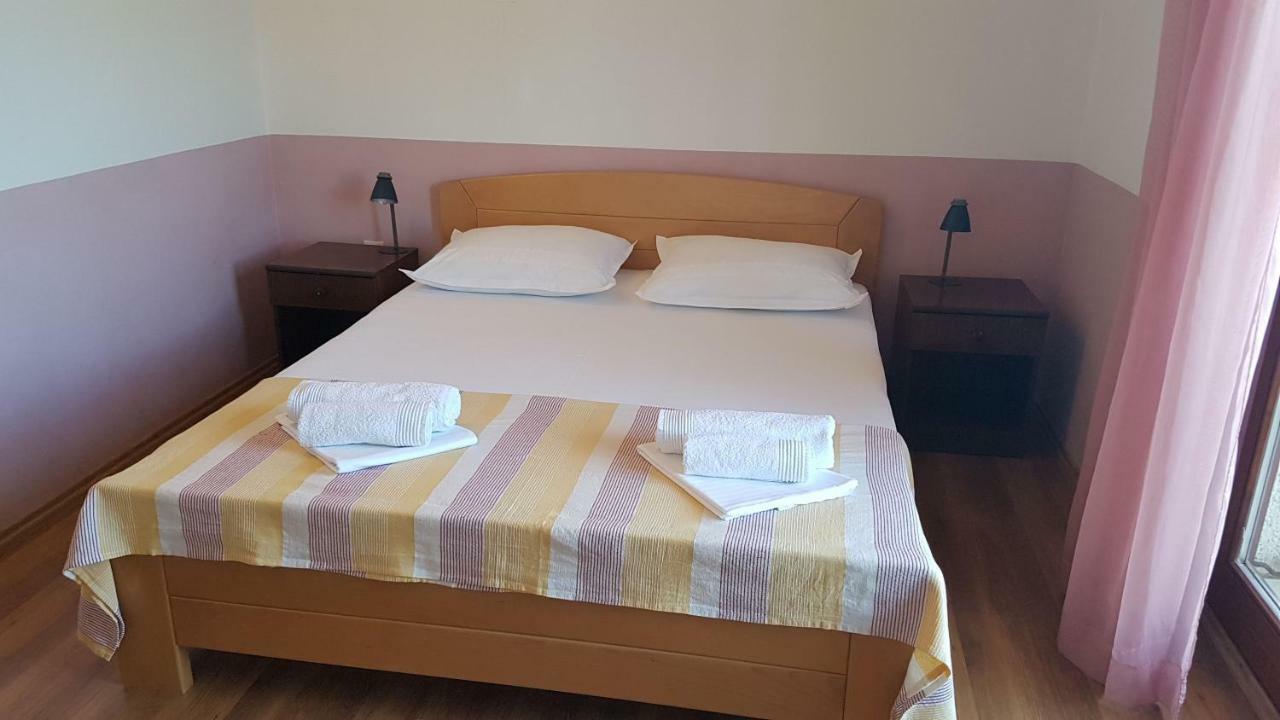 Apartments And Room Caric Jelsa  Εξωτερικό φωτογραφία