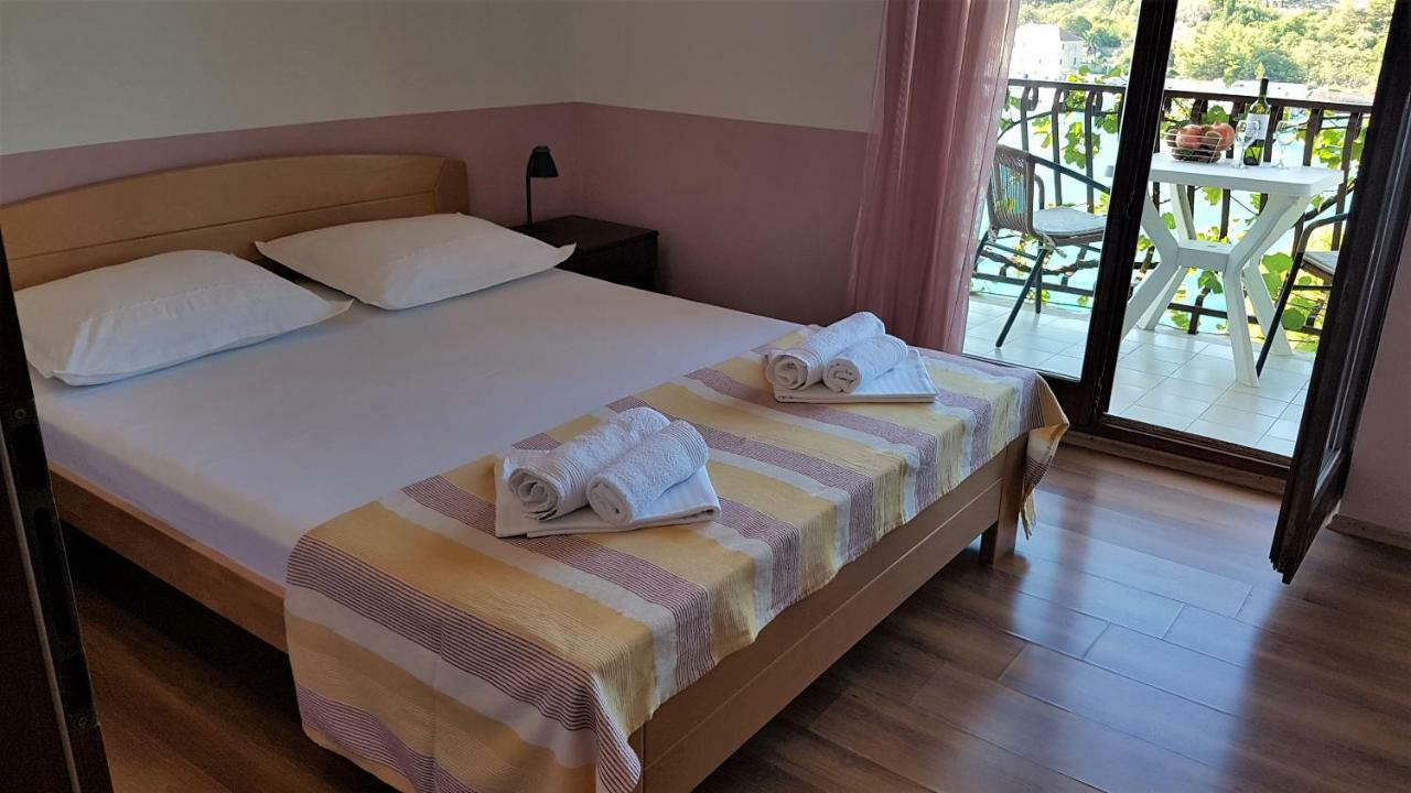 Apartments And Room Caric Jelsa  Εξωτερικό φωτογραφία