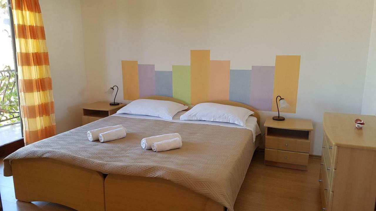 Apartments And Room Caric Jelsa  Εξωτερικό φωτογραφία