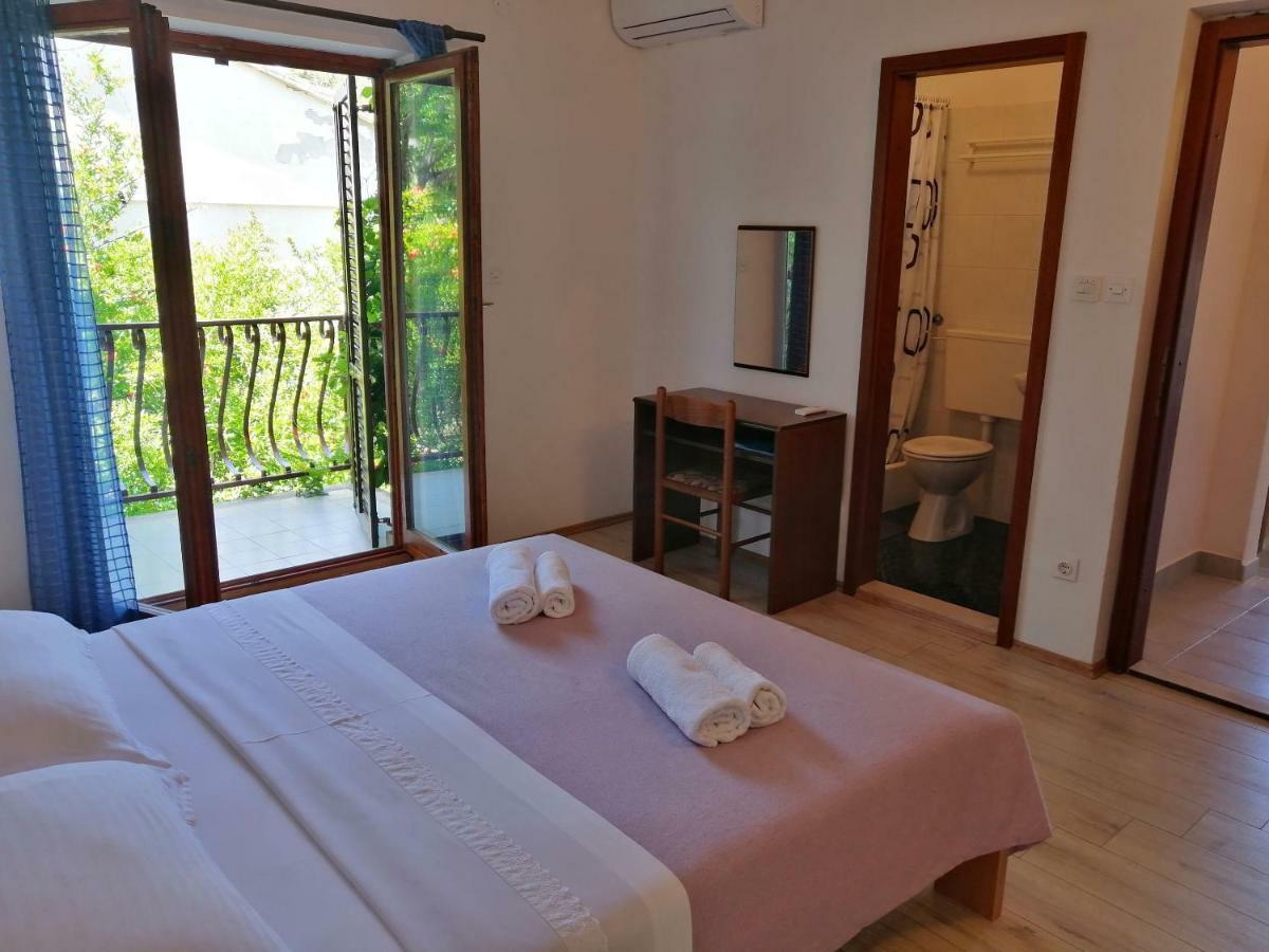 Apartments And Room Caric Jelsa  Εξωτερικό φωτογραφία