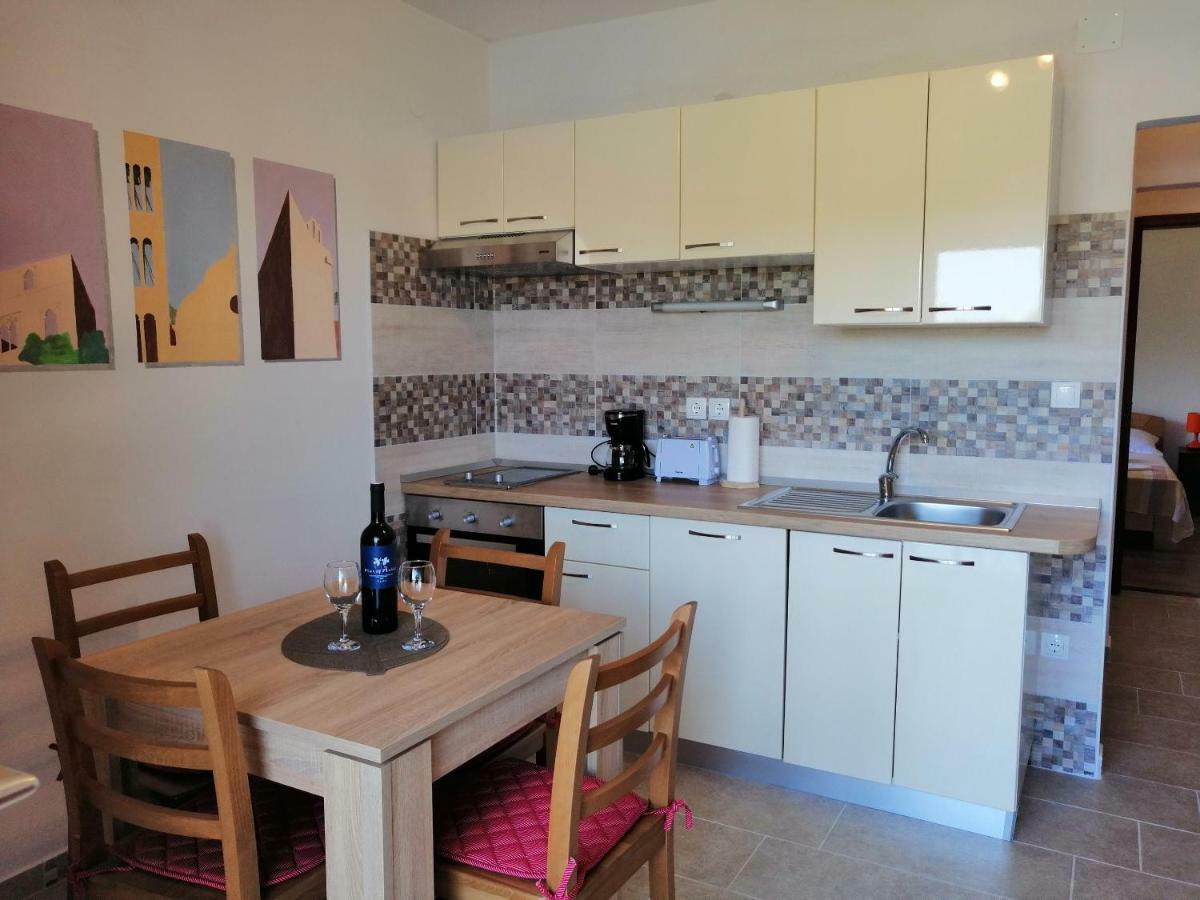 Apartments And Room Caric Jelsa  Εξωτερικό φωτογραφία