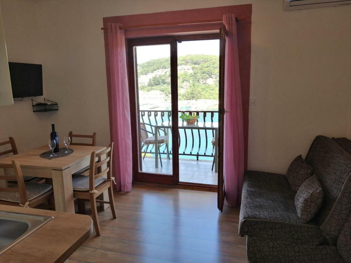 Apartments And Room Caric Jelsa  Εξωτερικό φωτογραφία