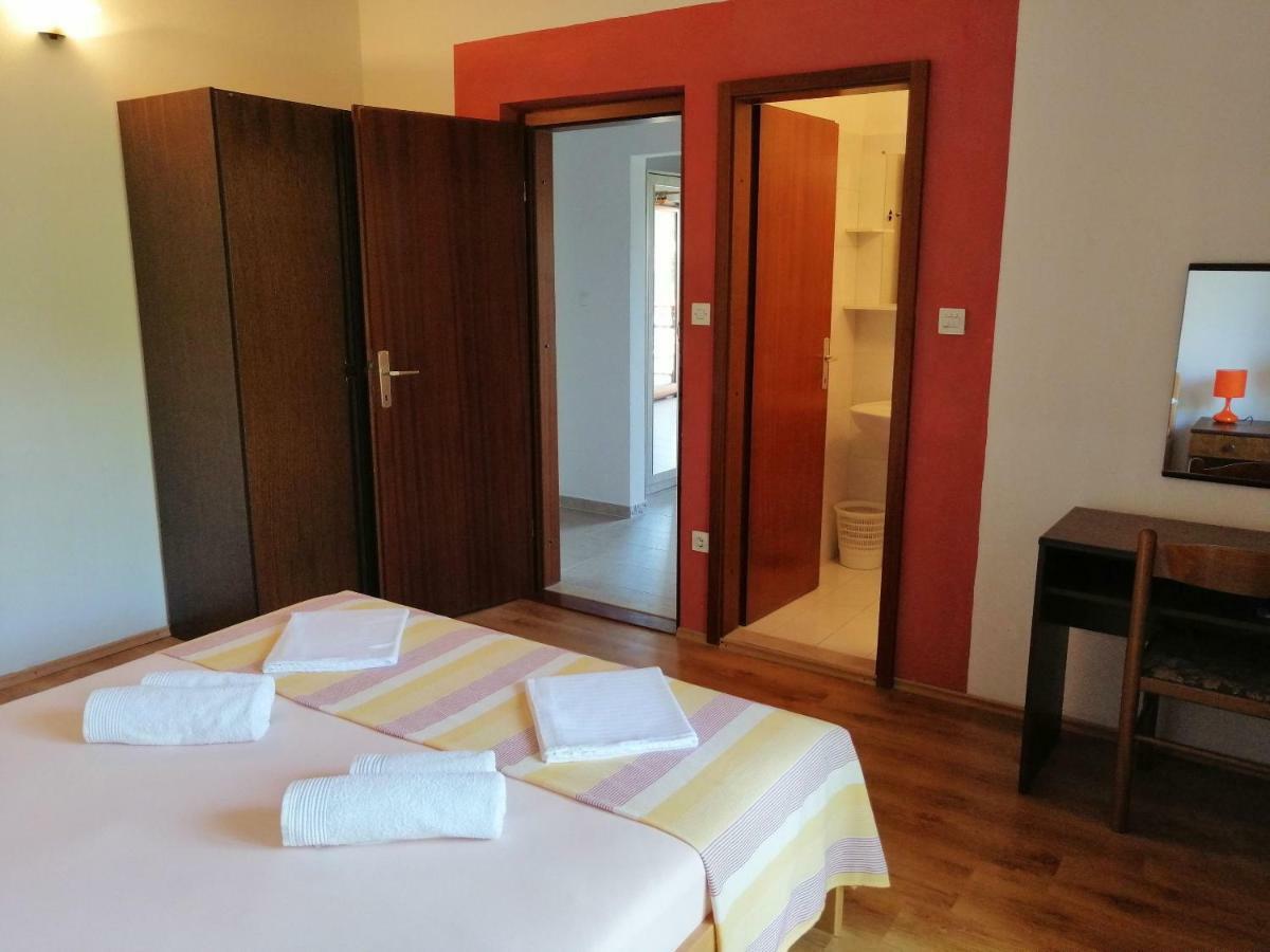 Apartments And Room Caric Jelsa  Εξωτερικό φωτογραφία
