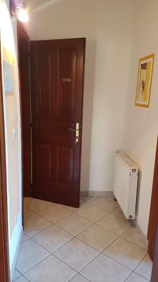 Apartments And Room Caric Jelsa  Εξωτερικό φωτογραφία