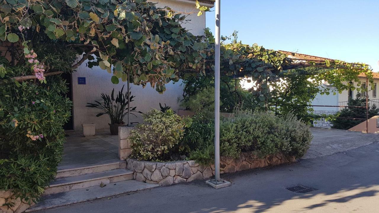 Apartments And Room Caric Jelsa  Εξωτερικό φωτογραφία