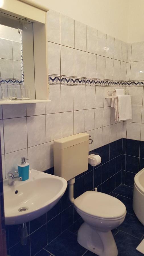 Apartments And Room Caric Jelsa  Εξωτερικό φωτογραφία