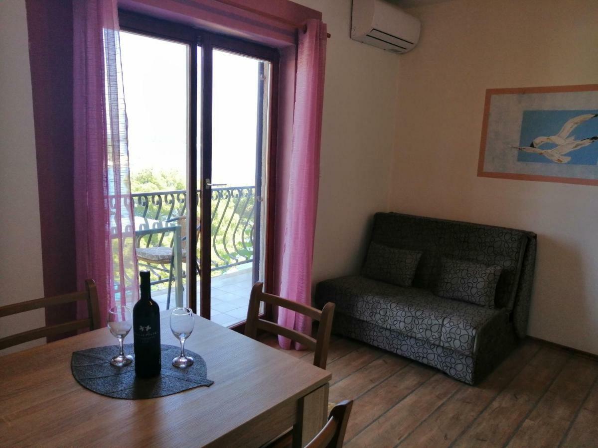 Apartments And Room Caric Jelsa  Εξωτερικό φωτογραφία