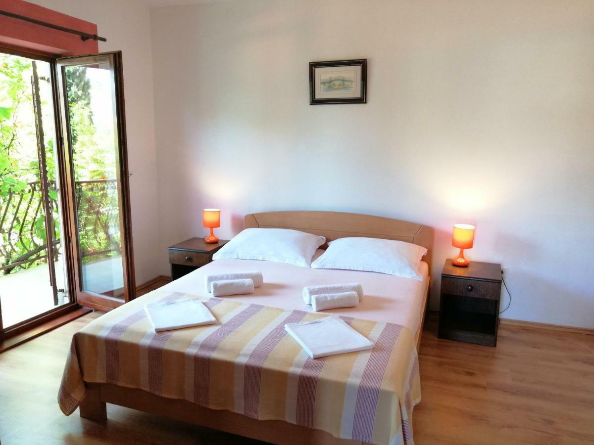 Apartments And Room Caric Jelsa  Εξωτερικό φωτογραφία