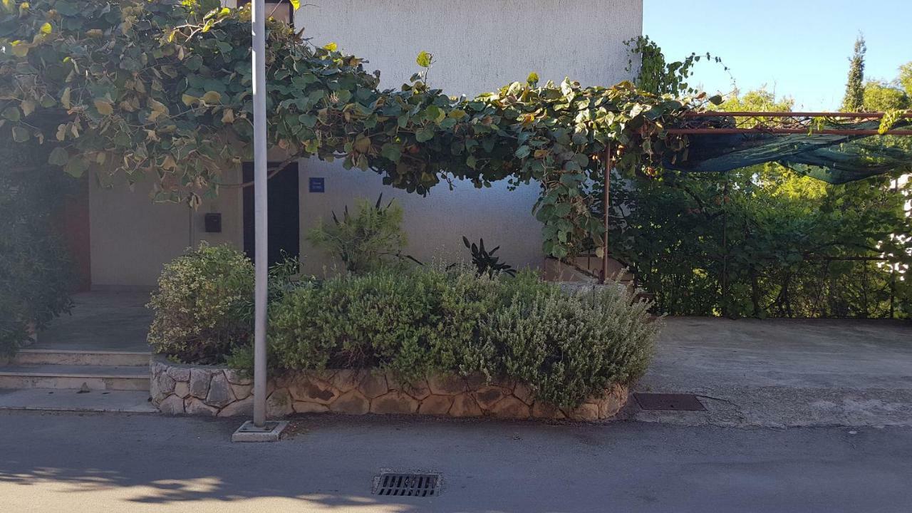 Apartments And Room Caric Jelsa  Εξωτερικό φωτογραφία