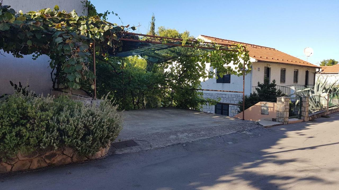 Apartments And Room Caric Jelsa  Εξωτερικό φωτογραφία
